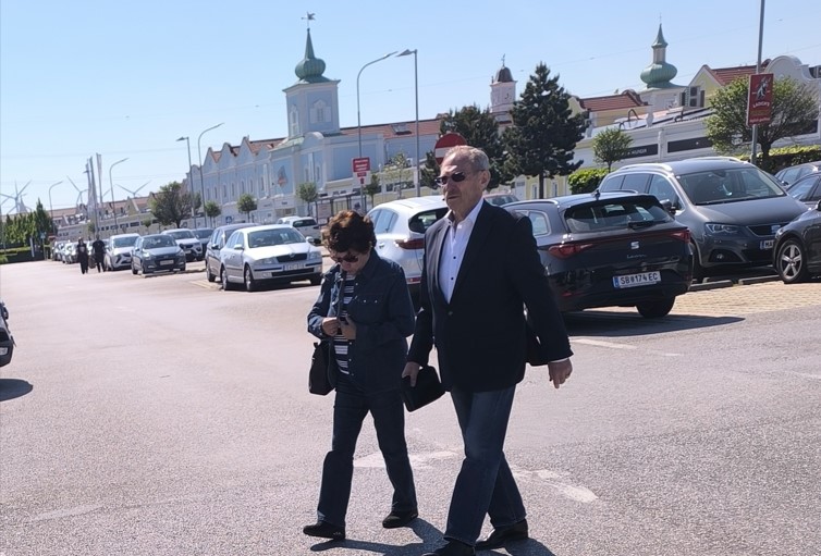 Osztrák shoppingparadicsomban vásárolt nejével Pintér Sándor - Olvasónk lefotózta a volt belügyminisztert