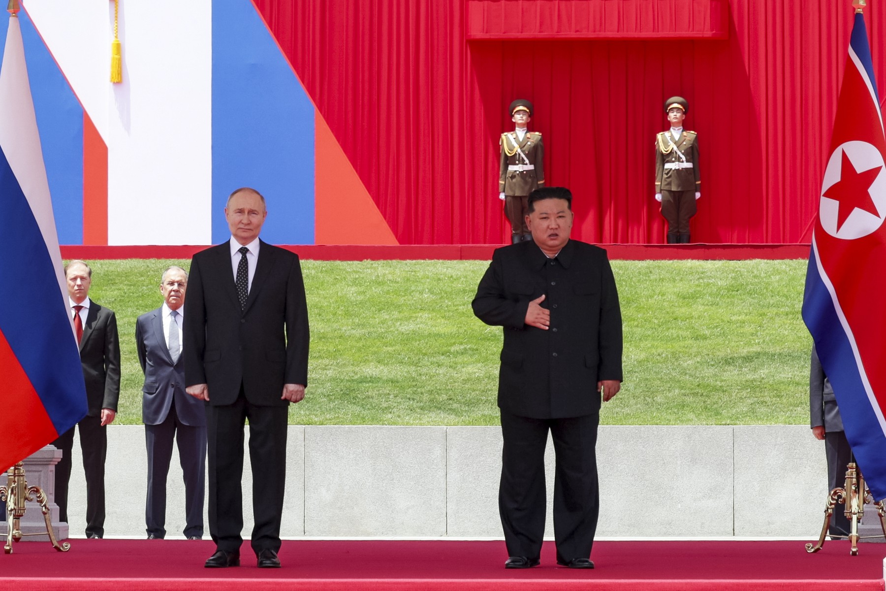 Vladimir Putin, primit cu pompă la Phenian: mii de nord-coreeni, inclusiv copii, au pus în scenă un spectacol pentru dictatorul rus