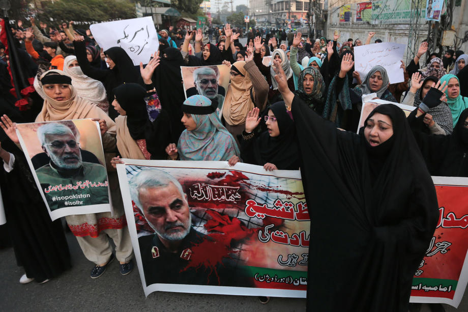 Iranul este în doliu după moartea generalului Qassem Soleimani. Mii de oameni protestează, prezentatorii plâng la TV