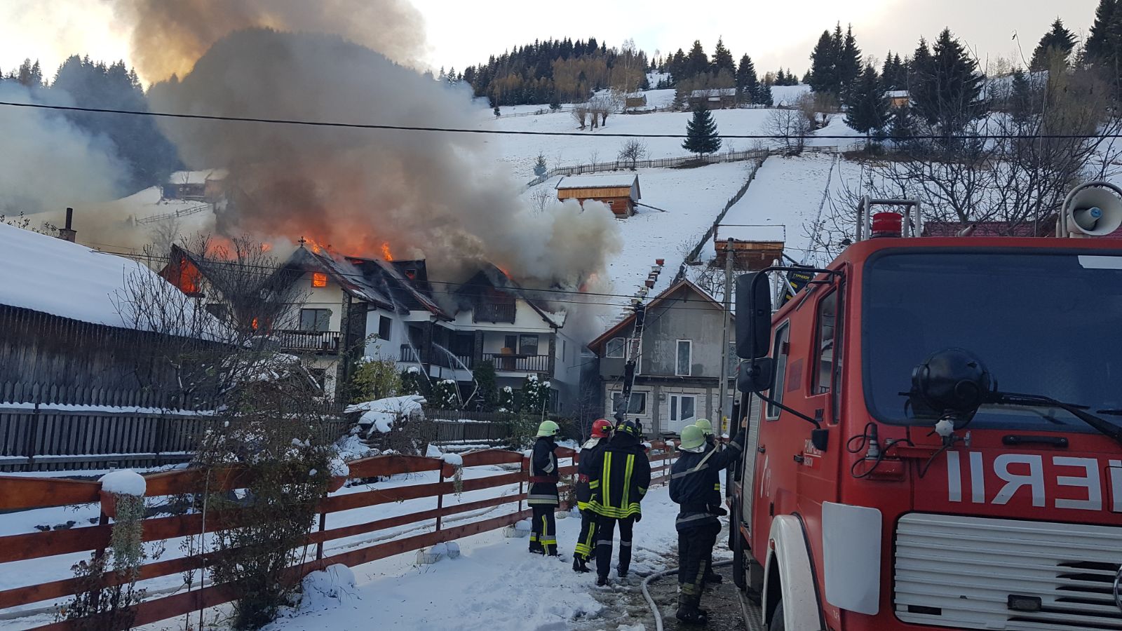 UPDATE: O casă şi o pensiune din Moieciu de Sus au luat foc. Incendiul, stins după mai bine de 13 ore| FOTO&VIDEO