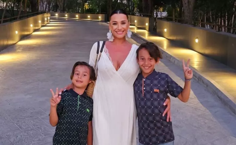 Claudia Pătrășcanu, fericită și liniștită lângă noul iubit. Cum se înțeleg băieții artistei cu partenerul mamei lor