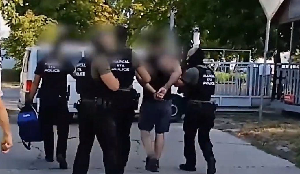 Rendőrökre és még a kutyájukra is rátámadt egy agresszív férfi – Ütött, rúgott, mielőtt őrizetbe vették, majd letartóztatták – videó