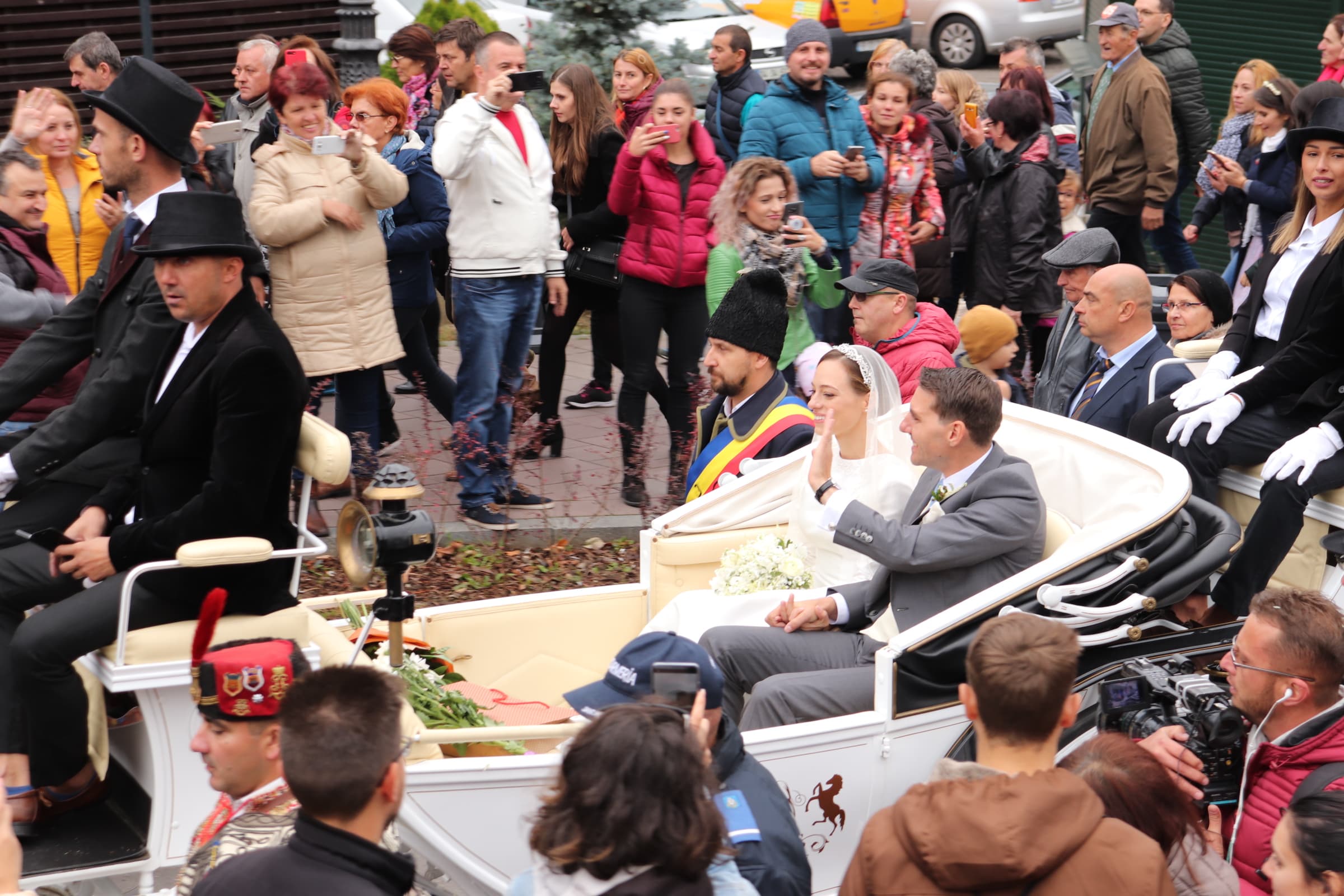CORESPONDENȚĂ DIN SINAIA / Drumul mirilor prin oraș, în uralele publicului FOTO/VIDEO