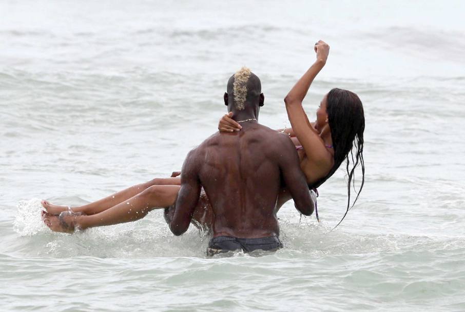 Balotelli, la mare cu prietenii și cu două fete! ^O ”traduce” pe Fanny?