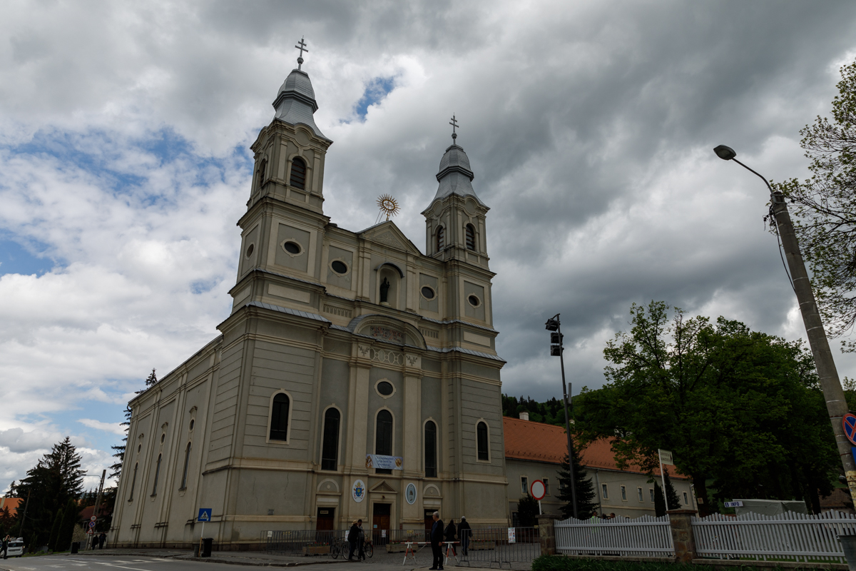 „Este viața omului pe scurt, cu soare, ploi și sacrificii”. Cum vede un preot franciscan pelerinajul de la Șumuleu Ciuc