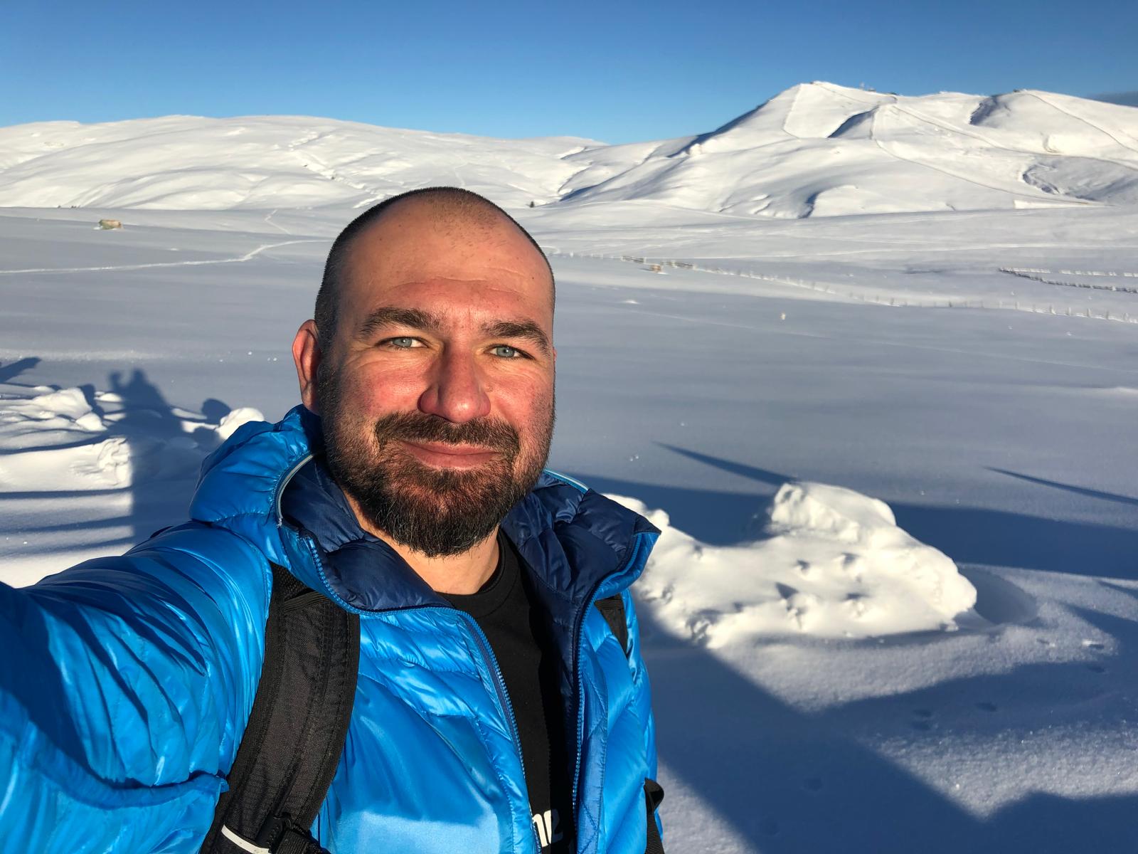 Omul de afaceri care și-a făcut bucătărie în mijlocul pădurii: „Pe mine mă strâng pereții”. Rețeta dezvăluită pentru Libertatea: aripioare de porc la ceaun