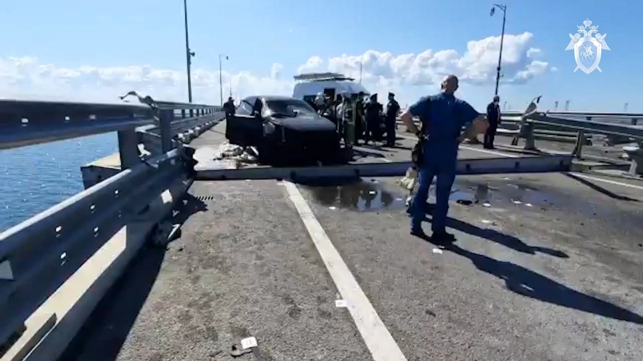 „Au lovit cu drone marine”. Rusia acuză Ucraina pentru atacul asupra podului Kerci și anunță că deschide o anchetă pentru „acte de terorism”
