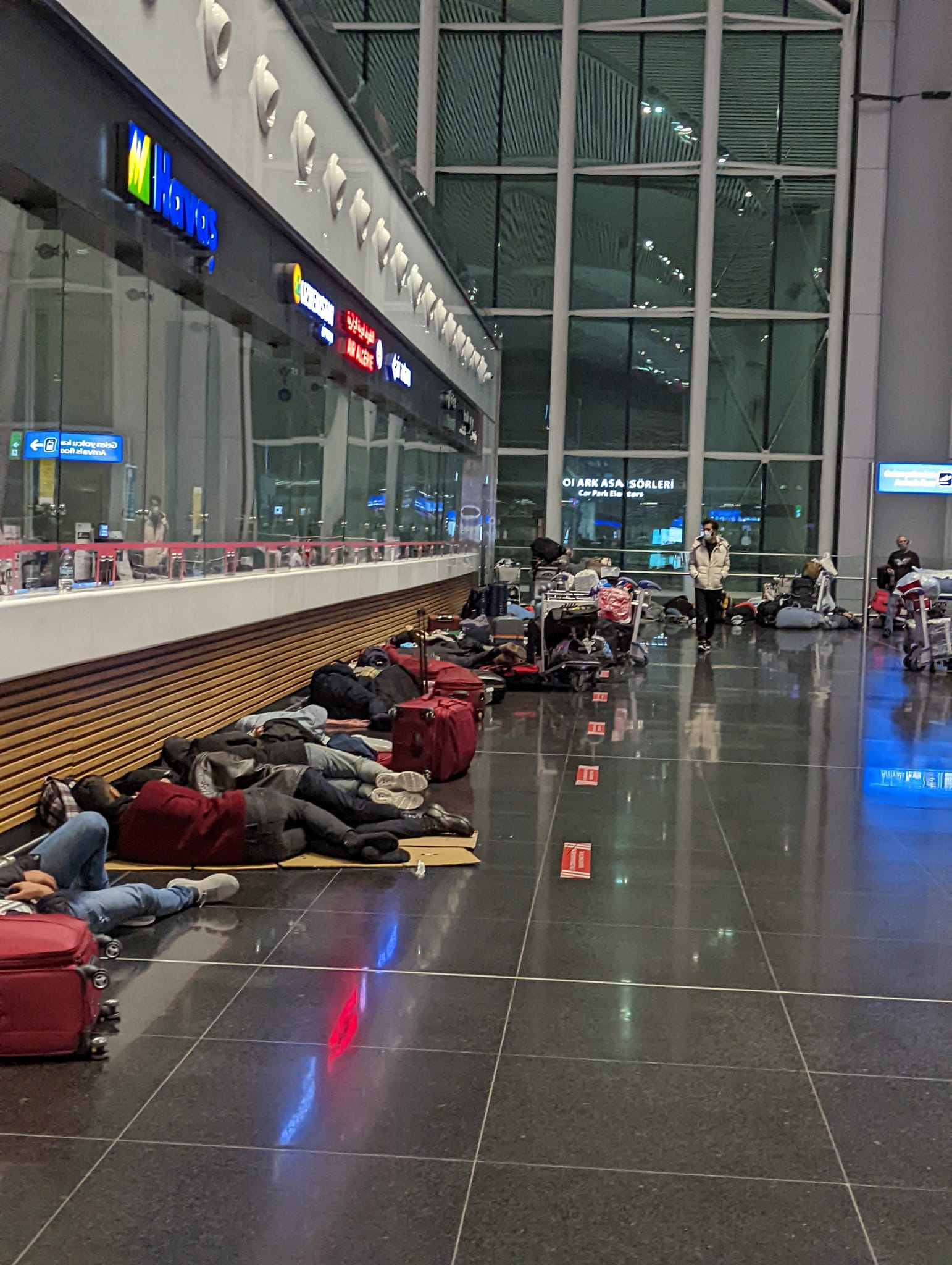 VIDEO | Cel mai mare aeroport din Europa a devenit cel mai mare „dormitor comun” de pe continent