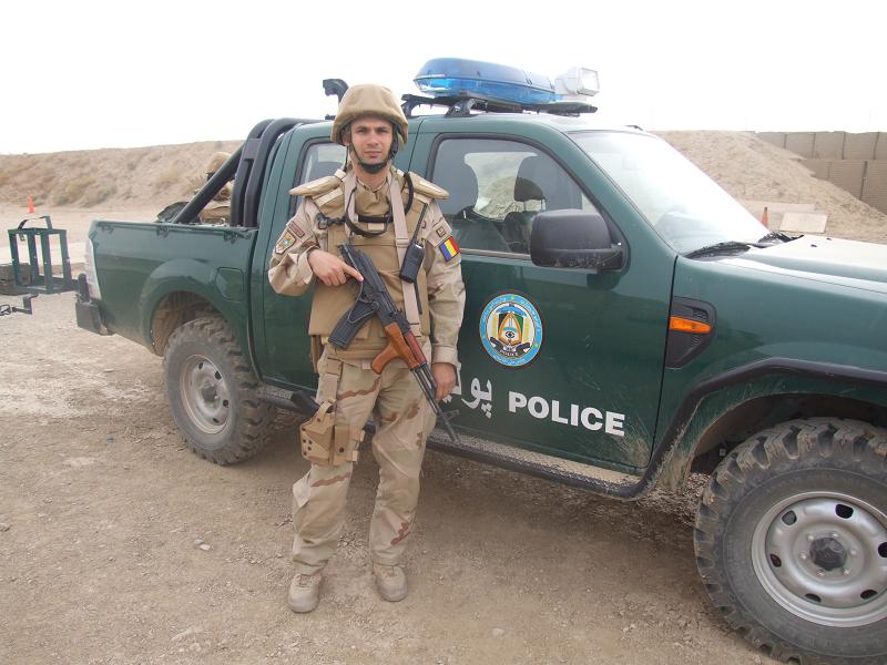 REPORTAJ / Viață de jandarm: maiorul Tiberiu Baciu a instruit polițiștii afgani, a ajutat la inundații și a asigurat ordinea la Neversea