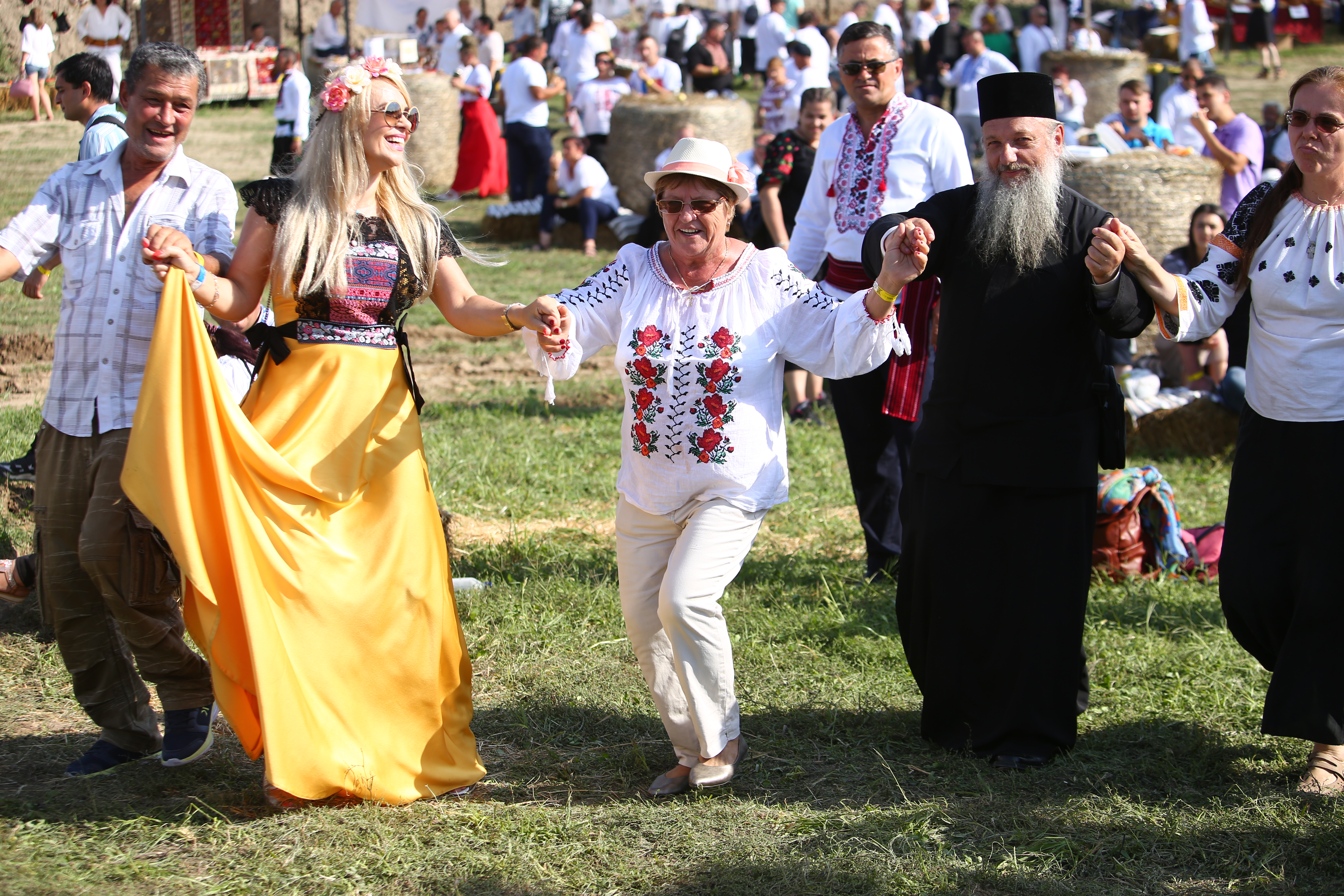 FOTO. Nunta lui George Simion, văzută de la fața locului. Câteva sute de oameni au rezistat în fața scenei, petrecerea a continuat până la 7 dimineața