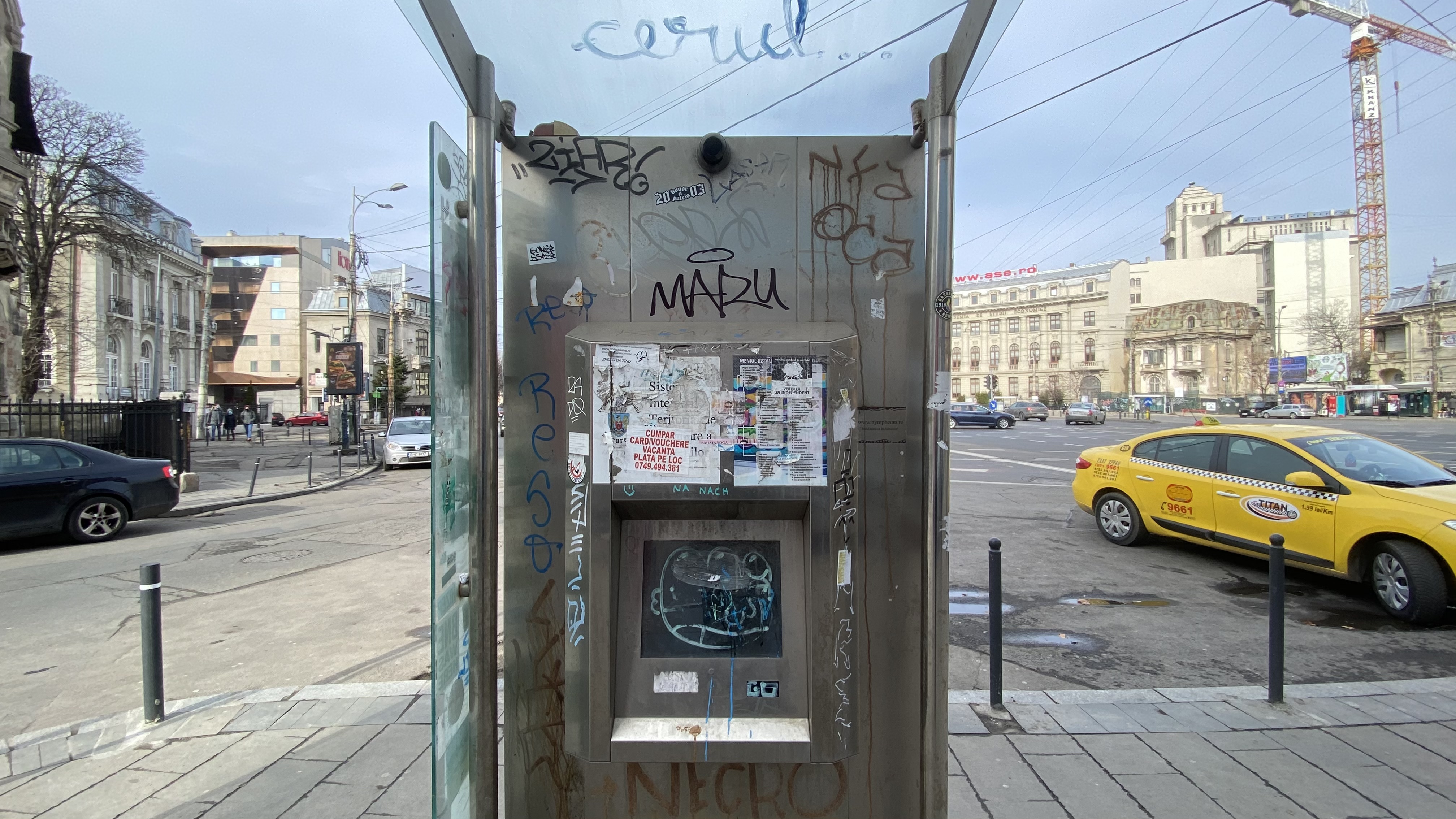 De 9 ani, chioșcurile informative de 400.000 de euro, care au funcționat doar câteva luni, zac vandalizate și inutile în centrul Bucureștiului