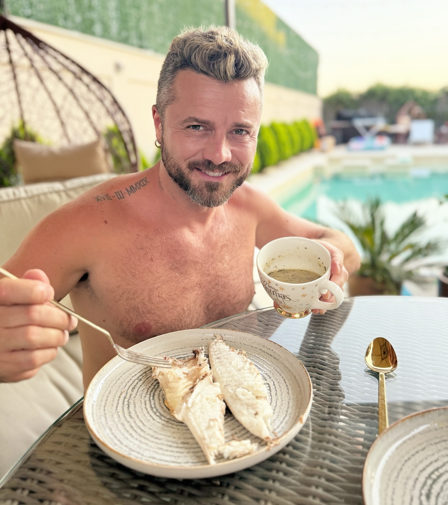 Tavi Clonda a mers la Beach, Please! fără Gabriela Cristea. Cine l-a însoțit pe artist și ce s-a întâmplat cu soția și fetele lui. „Facem așa o băiețeală”