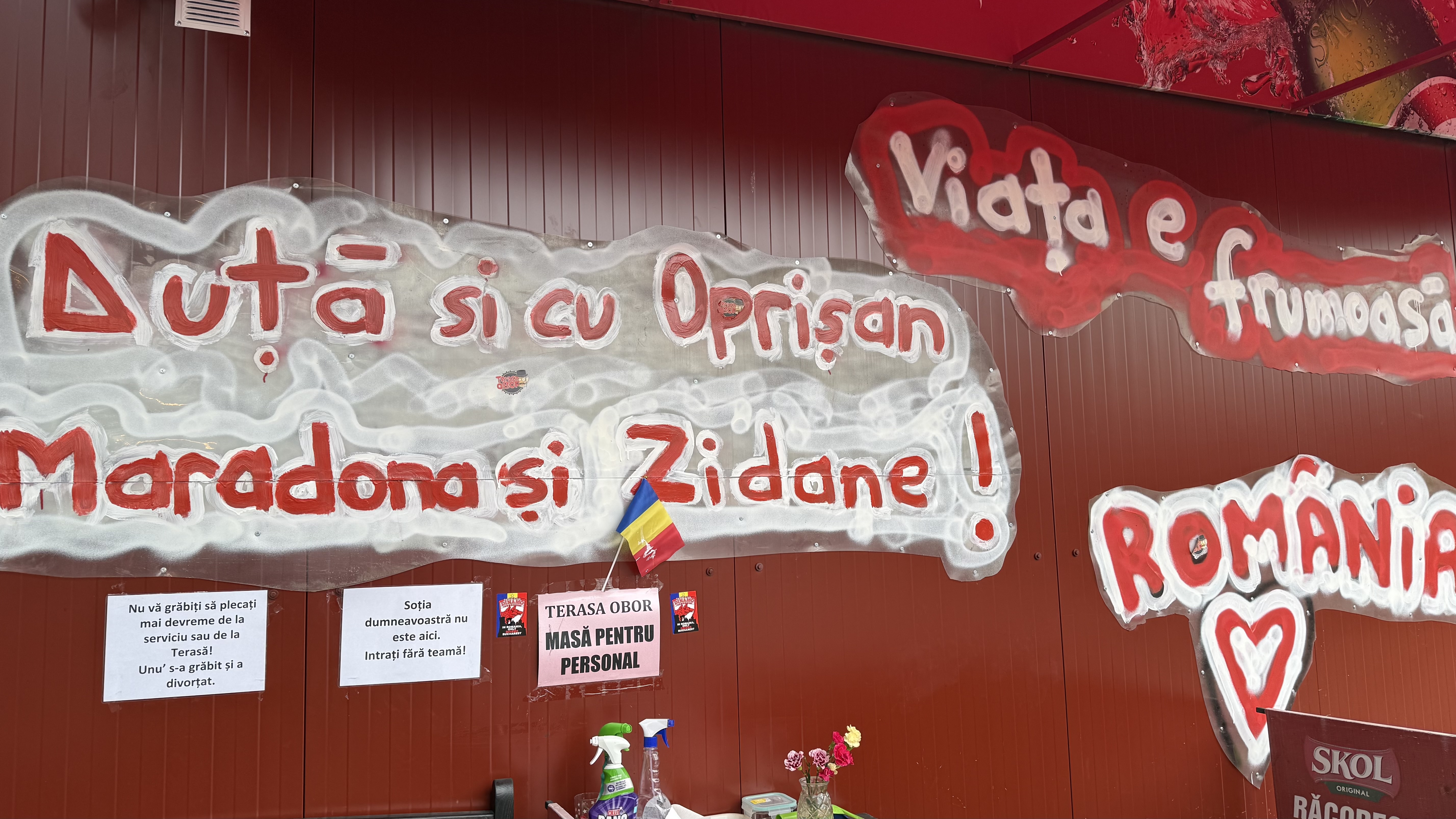 Terasa Obor și-a schimbat locația, dar cozile sunt la fel de mari. Cât costă un mic cu muștar în cea mai cunoscută piață din București