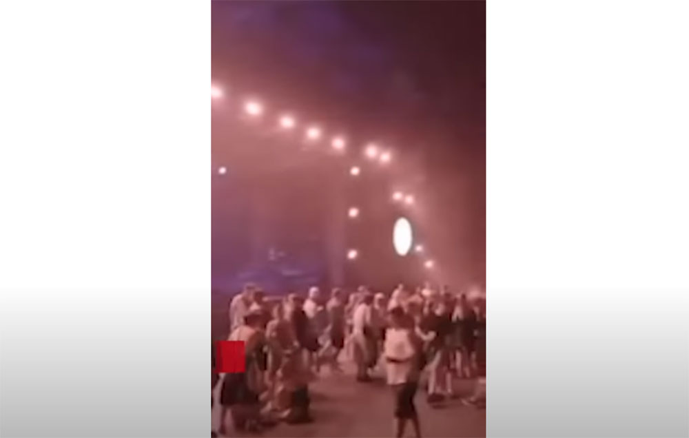 Félelmetes videón, ahogy ledől a nagysátor a fesztiválon