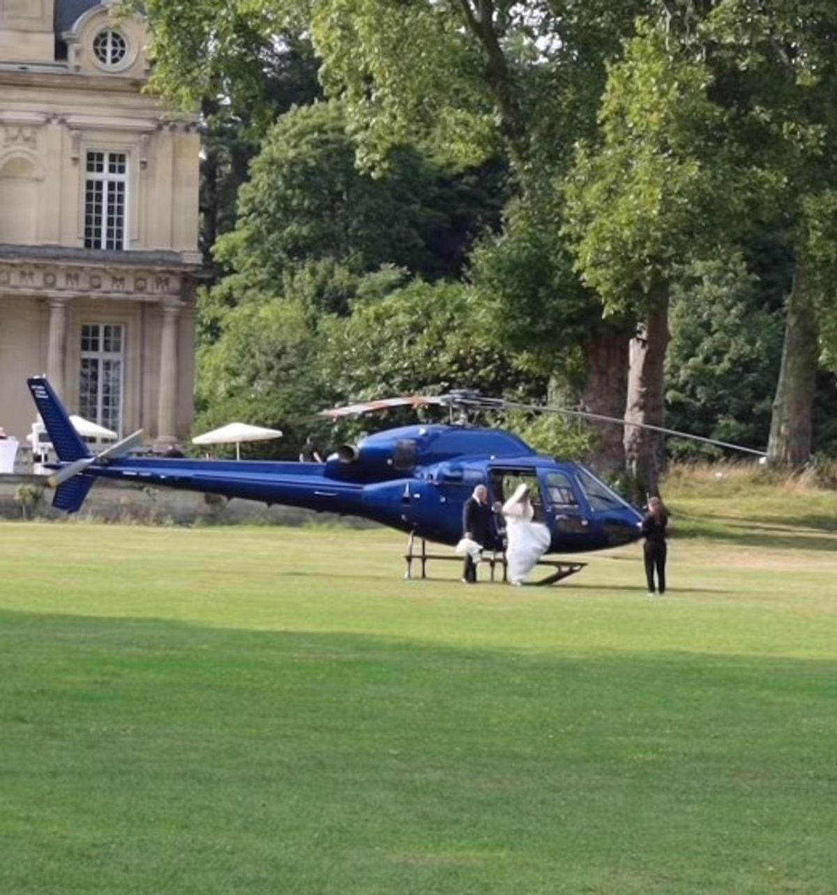 Nunta unor moldoveni a uimit Europa: socrul mic și mireasa au venit cu elicopterul la palatul din Franța, orchestră venită din Germania și mâncare adusă de la Paris