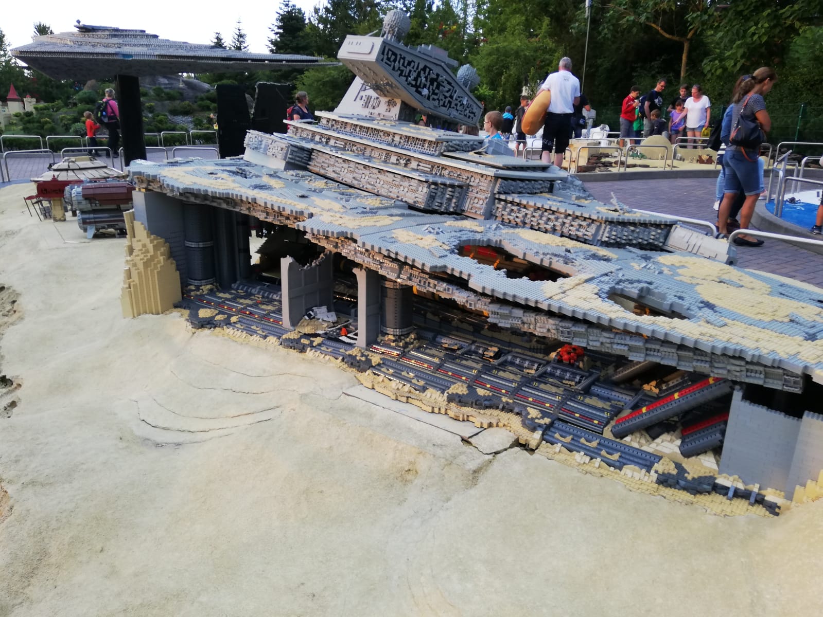 Cât te costă să-ți duci copilul la Legoland și la Castelul Frumoasei Adormite din lumea Disney?