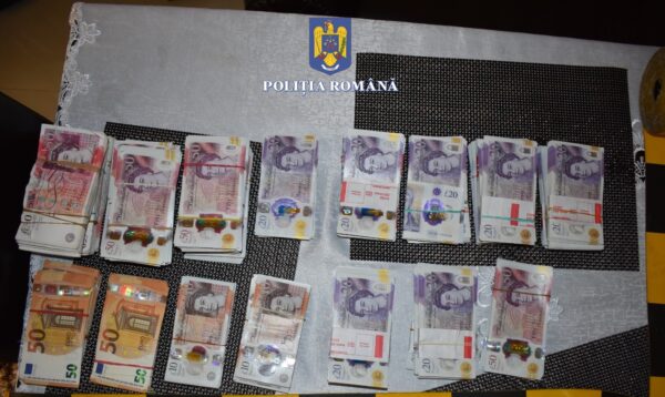 Patru bărbaţi din Olt sunt cercetaţi după ce au organizat şi au participat la curse ilegale de cai pe un drum comunal