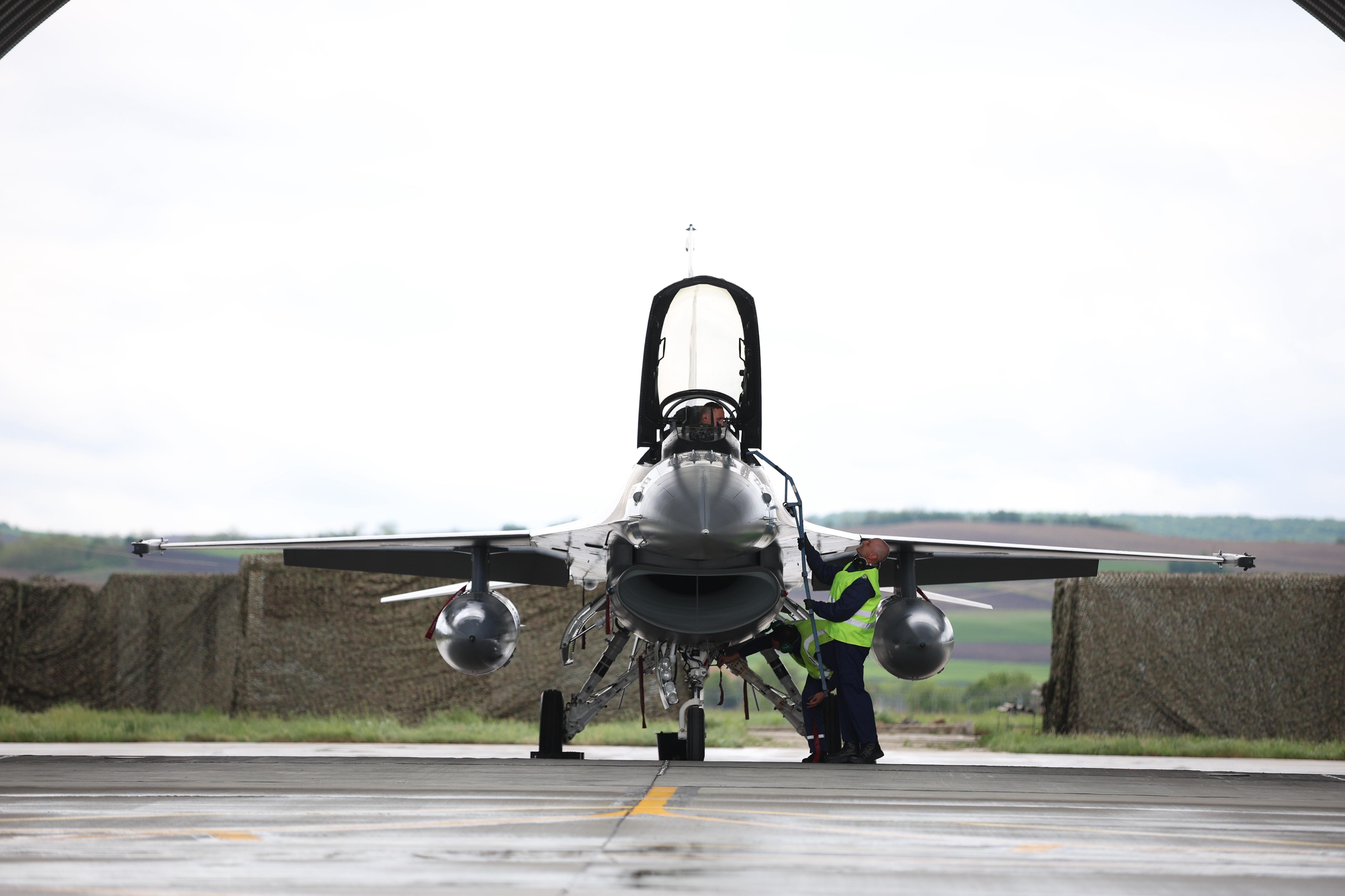 Alte trei avioane F-16 Fighting Falcon cumpărate din Norvegia au ajuns în România. MApN: „Ne consolidăm capabilităţile de apărare aeriană”