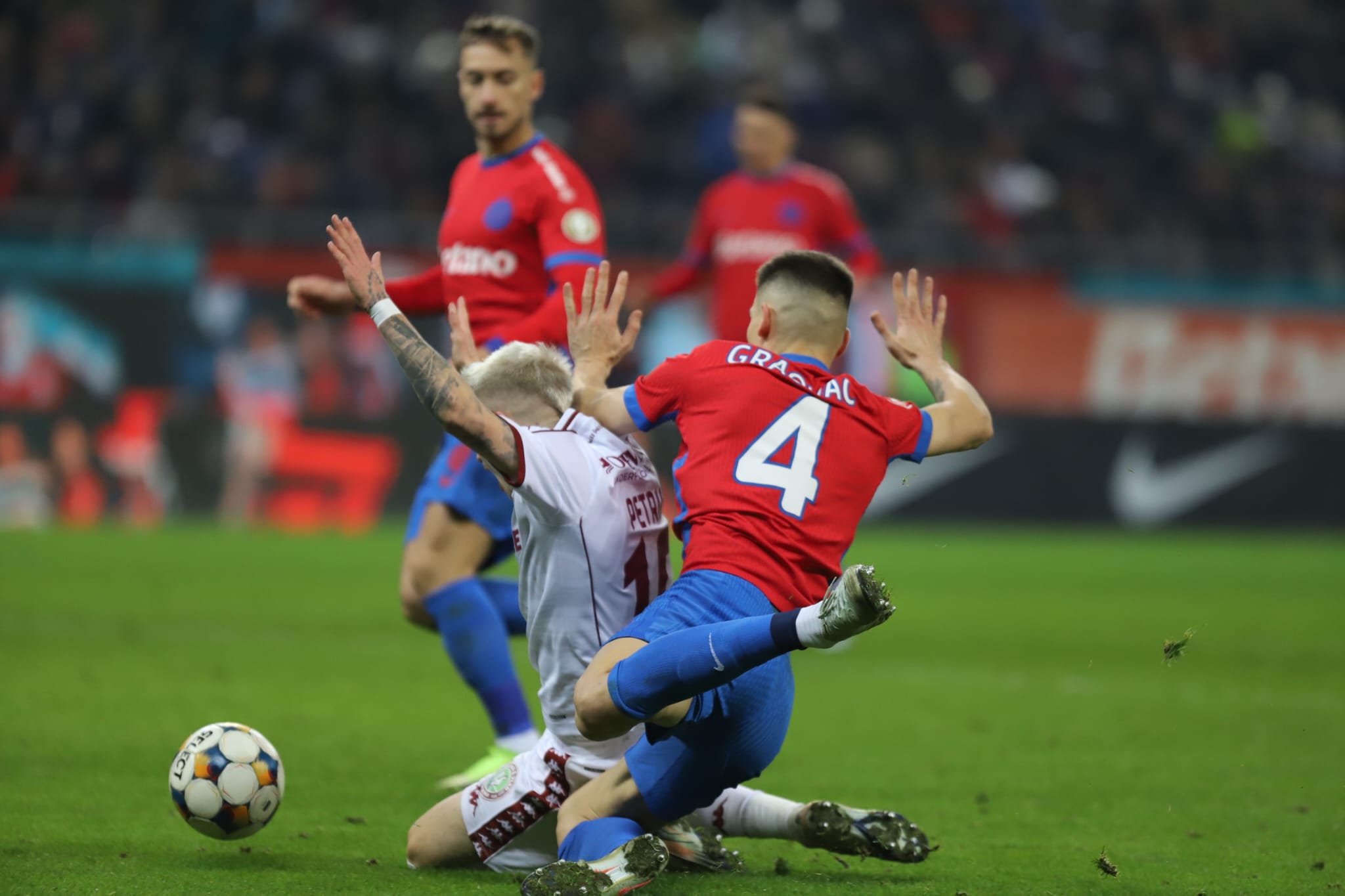 Superliga: FCSB-Rapid 2-1, după un derby superb și o fază controversată în final