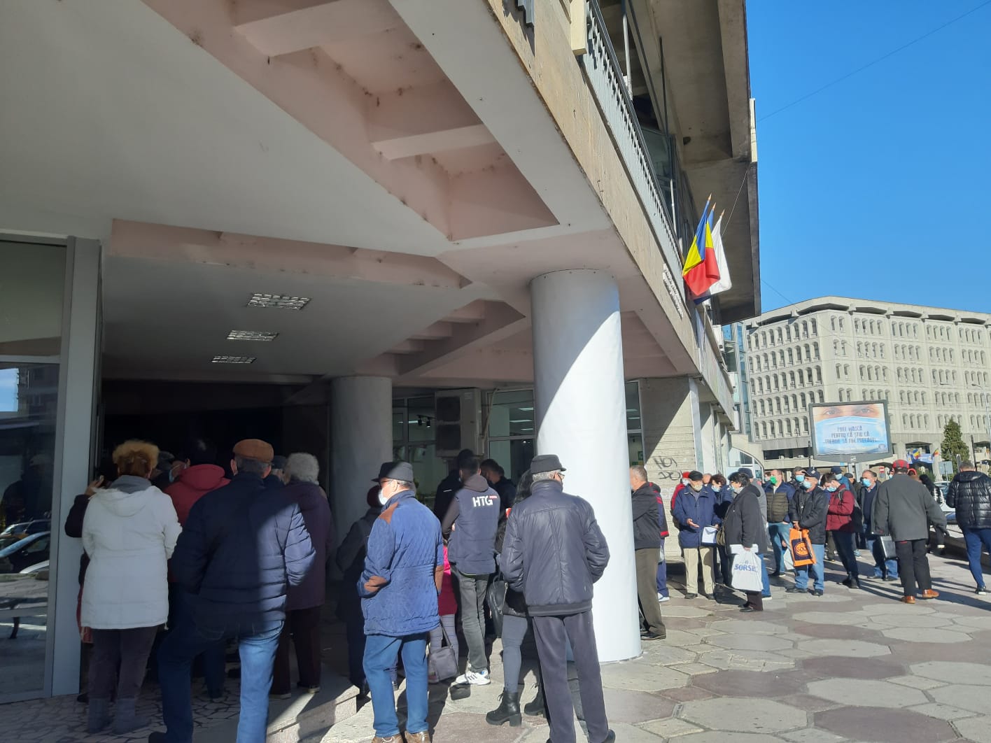 Cozi uriașe la serviciul de permise din Pitești. Prefect: „Ne gândim să închidem acest serviciu”
