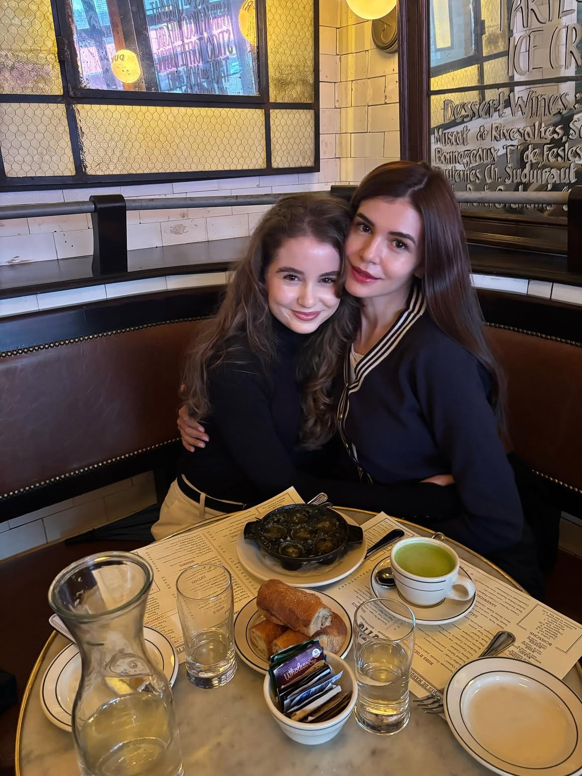 Cum arată Irina Columbeanu după ultima schimbare de look. Imagini noi cu fiica Monicăi Gabor și a lui Irinel