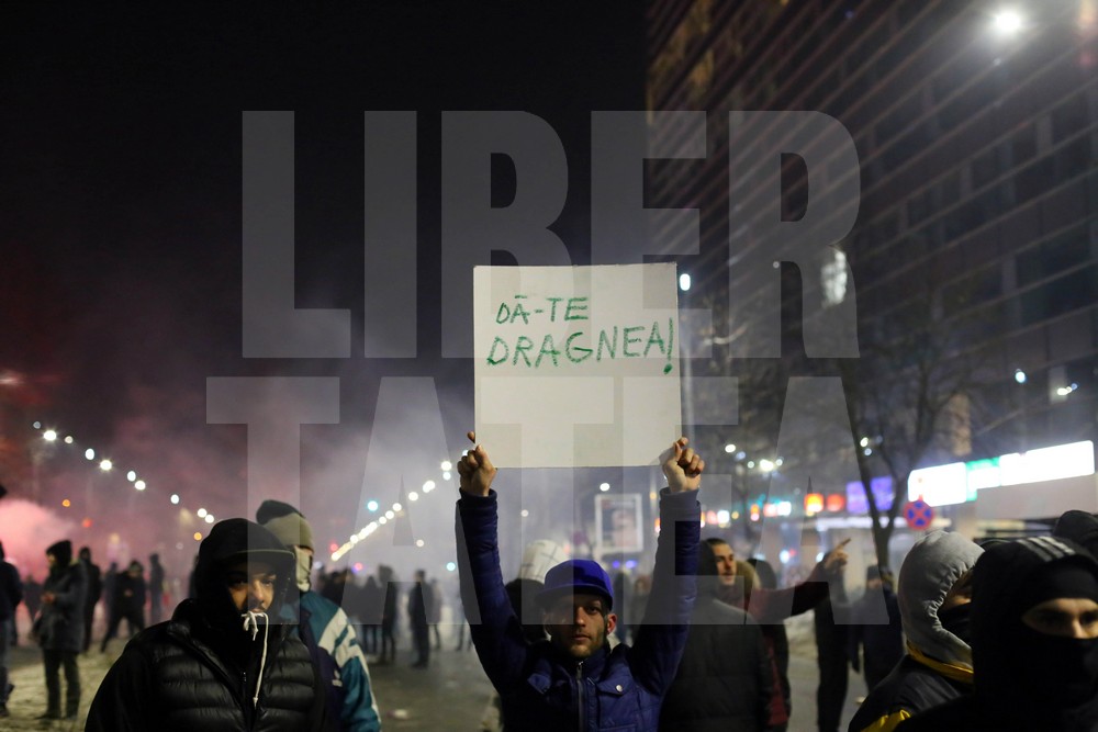 Violențe între ultrași și jandarmi, miercuri seară, în Capitală, pe finalul protestelor / FOTO & VIDEO