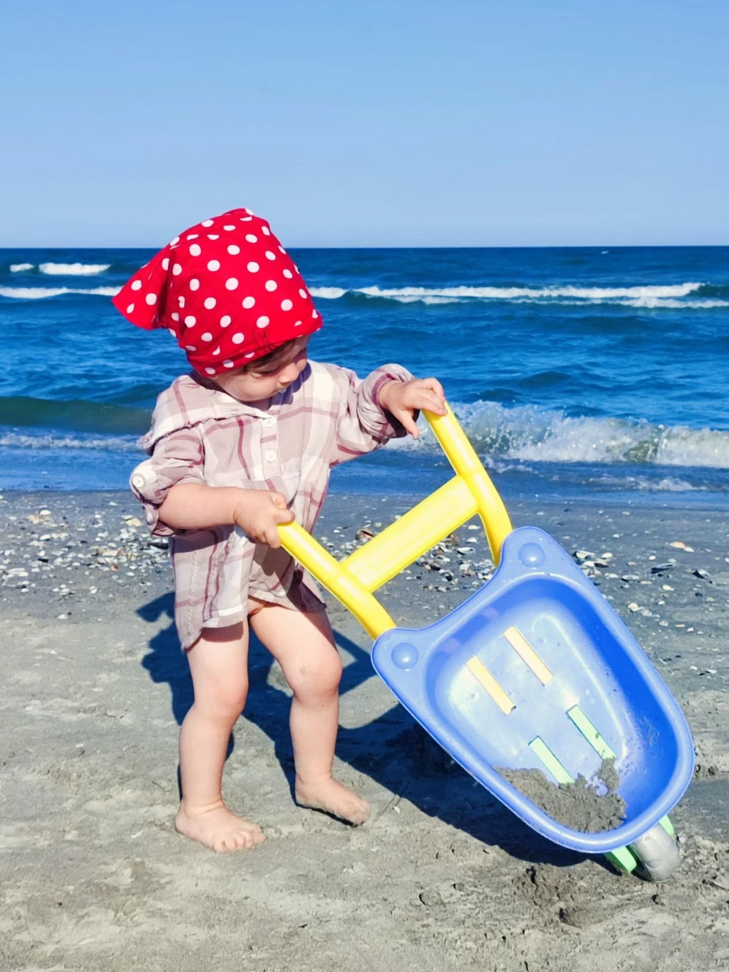 Anca Țurcașiu, surprinsă la plajă, în costum de baie, alături de nepoțica ei: „Așa arată cea mai fericită bunică”. Fanii au reacționat