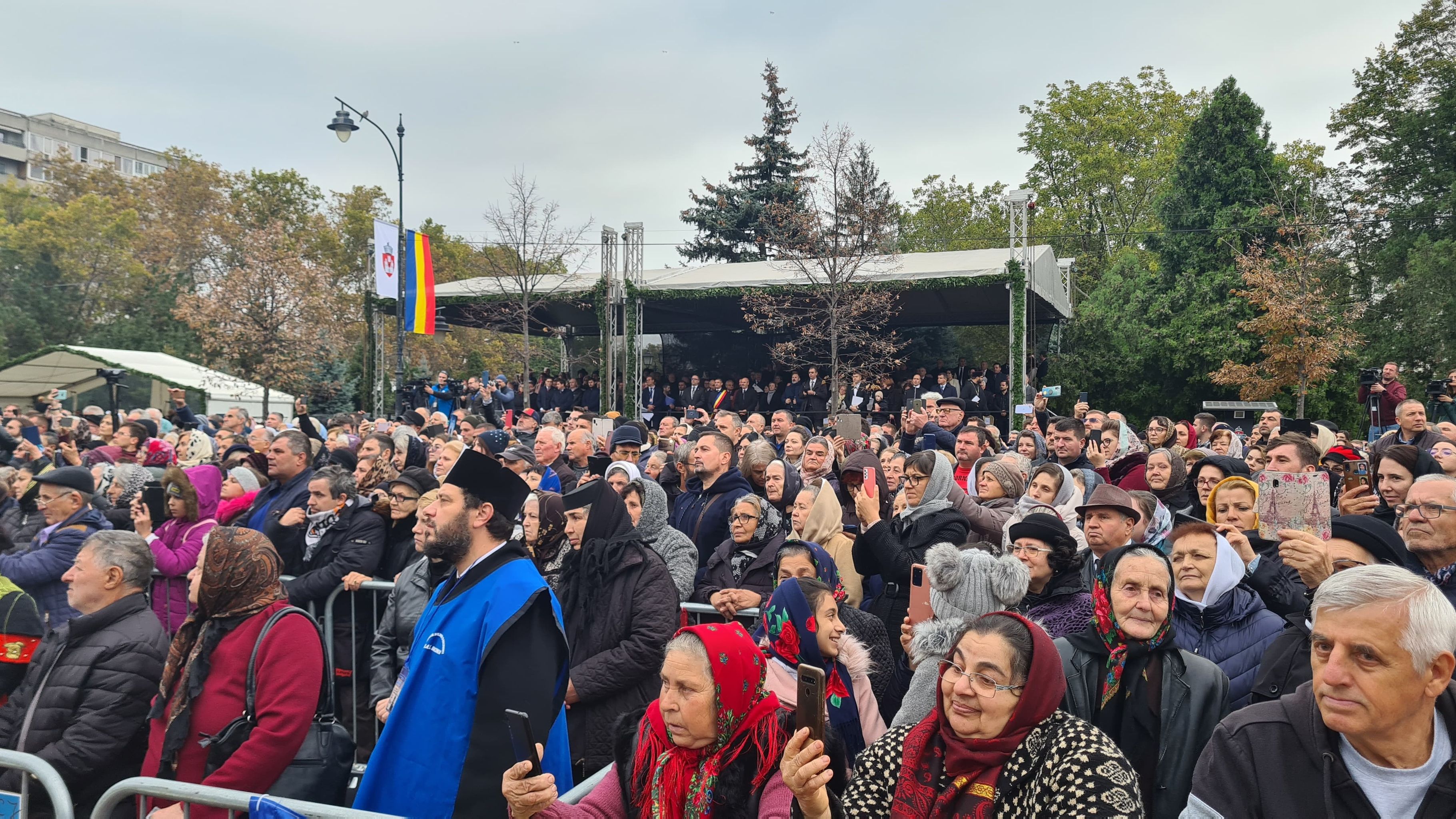 Ierarhi din Tanzania sau Siria, printre preoţii care au oficiat slujba Sfintei Parascheva în fața a peste 35.000 de credincioși