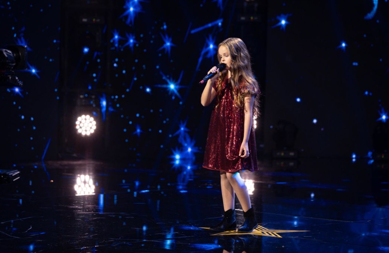 Rebeca Rizea, fetița de la „Românii au talent” despre care Pavel Bartoș a spus că are vocea Mădălinei Manole: „Cântă unu la unu și are doar 8 ani”