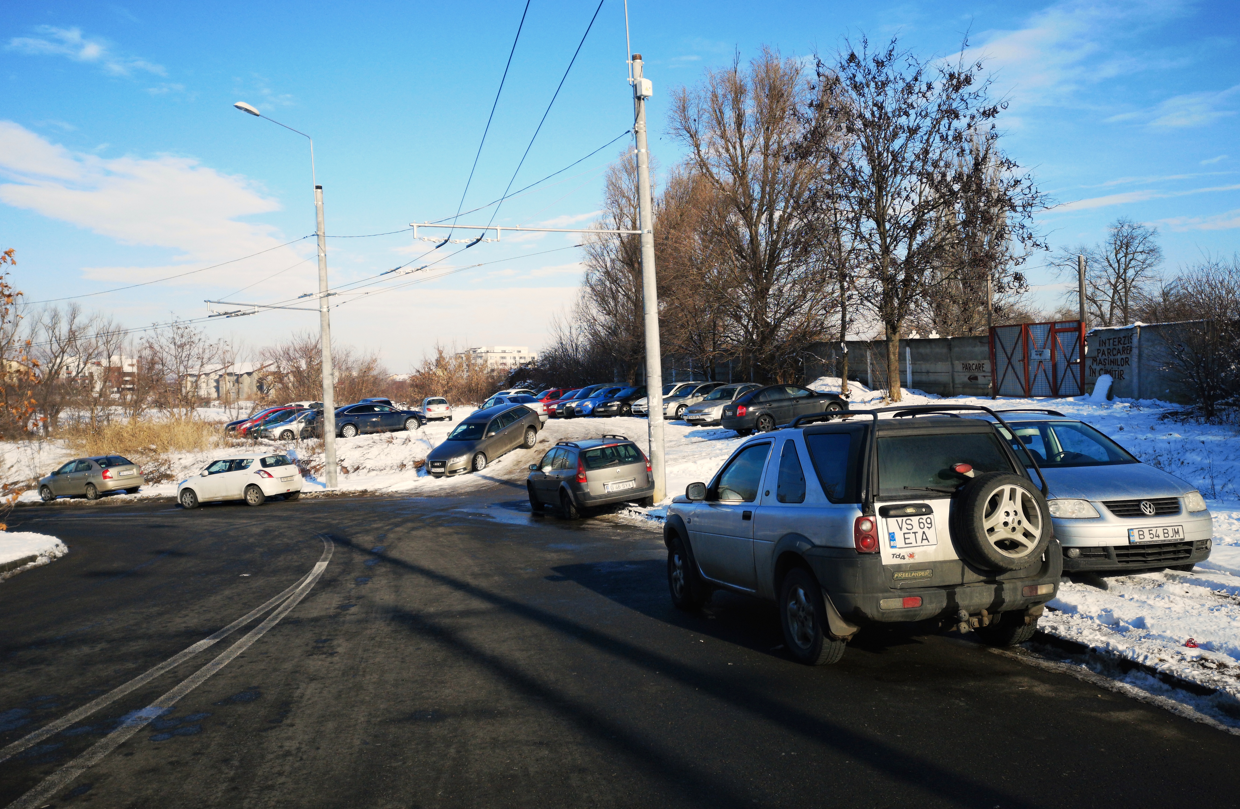 FOTO | Parcarea de 365 de milioane de lei zace goală. Șoferii aleg să parcheze lângă clădirea Străulești inaugurată acum două luni
