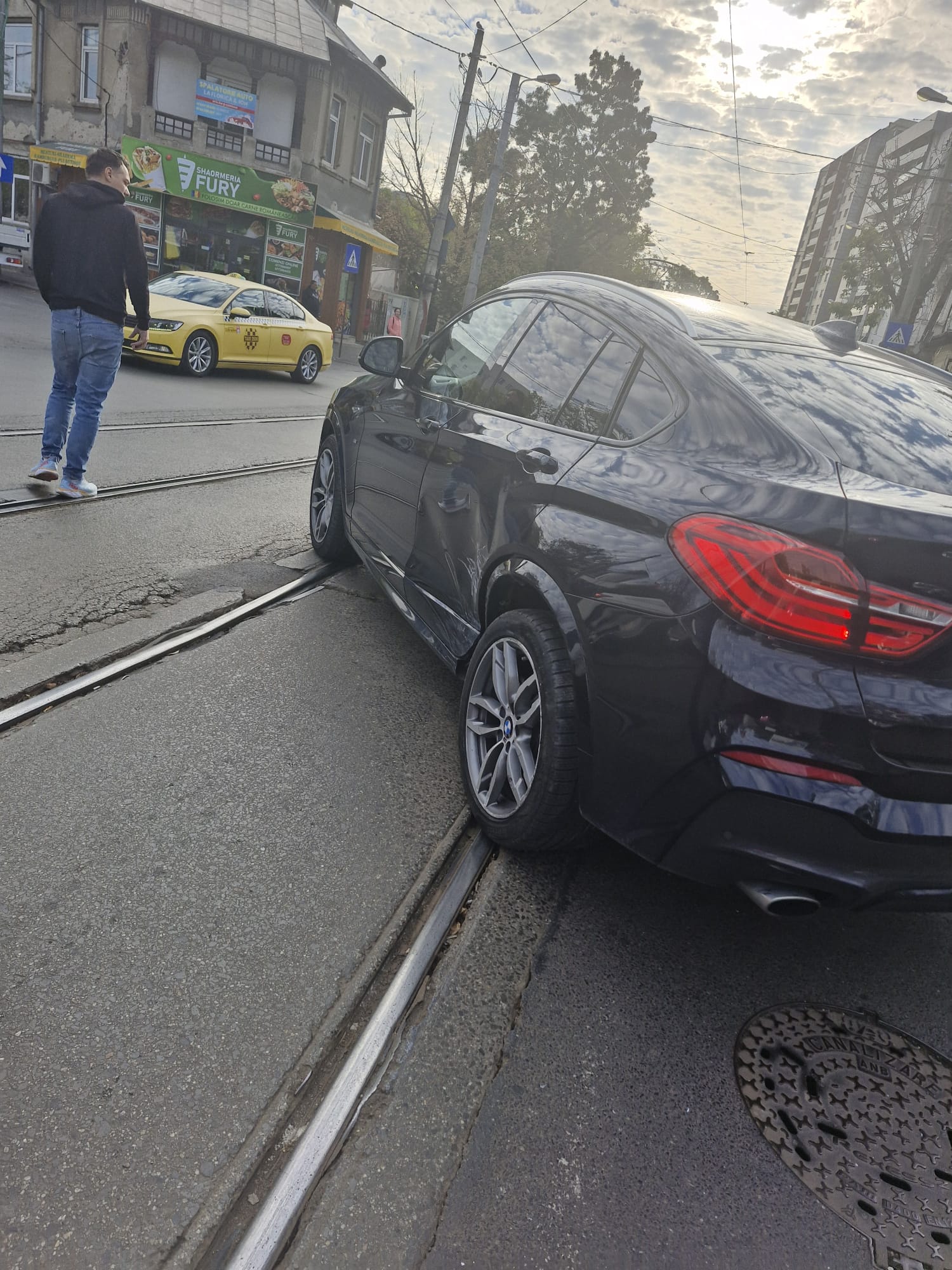 Șoferița lovită de mașina poliției în care erau doi suspecți reținuți acuză că autospeciala nu are RCA și nici nu avea semnalele acustice și luminoase pornite