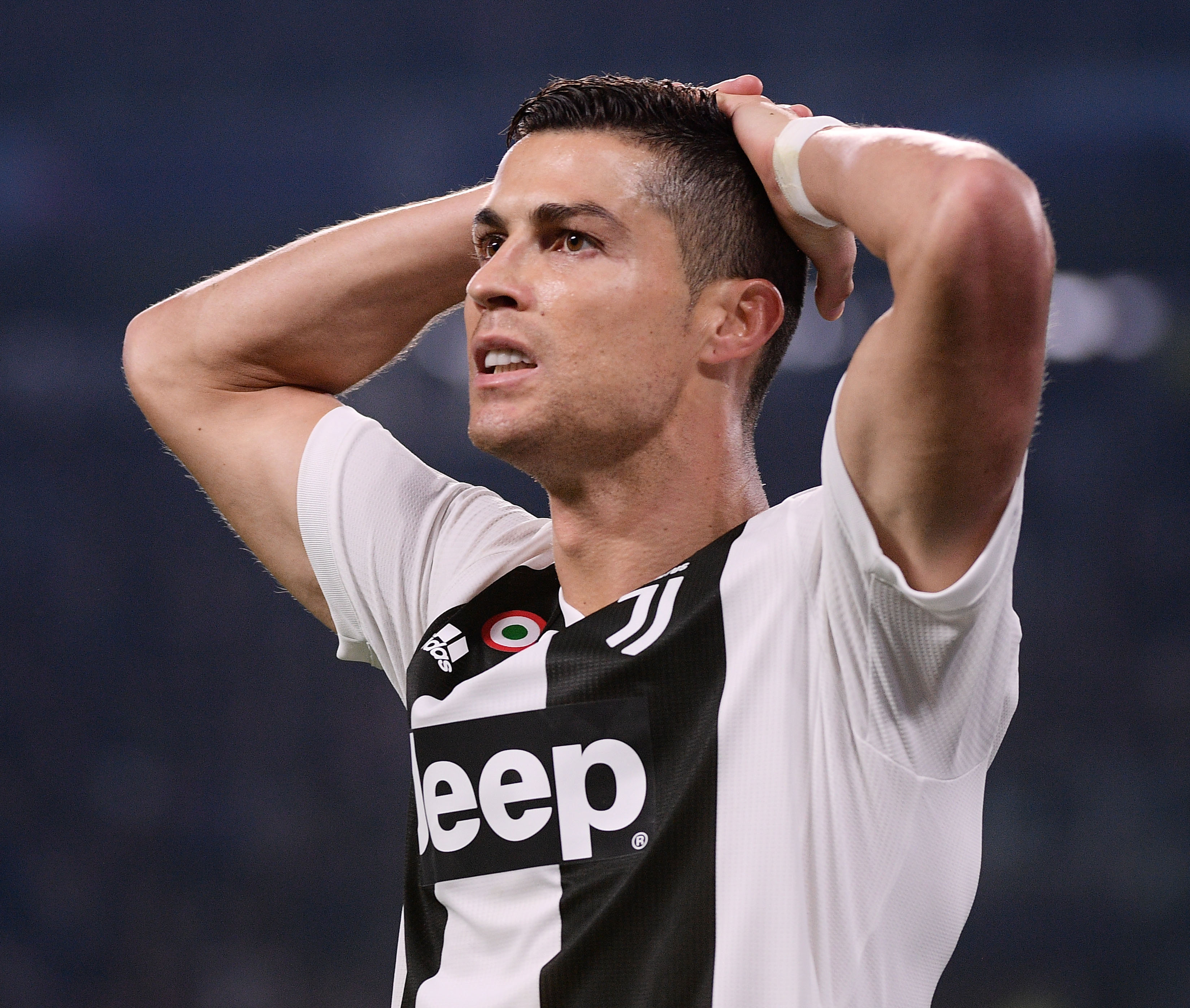 GALERIE FOTO / Cum arată casa de lux a lui Cristiano Ronaldo din Manchester. Starul de la Juventus o scoate la vânzare pe mai puțini bani decât a luat-o!