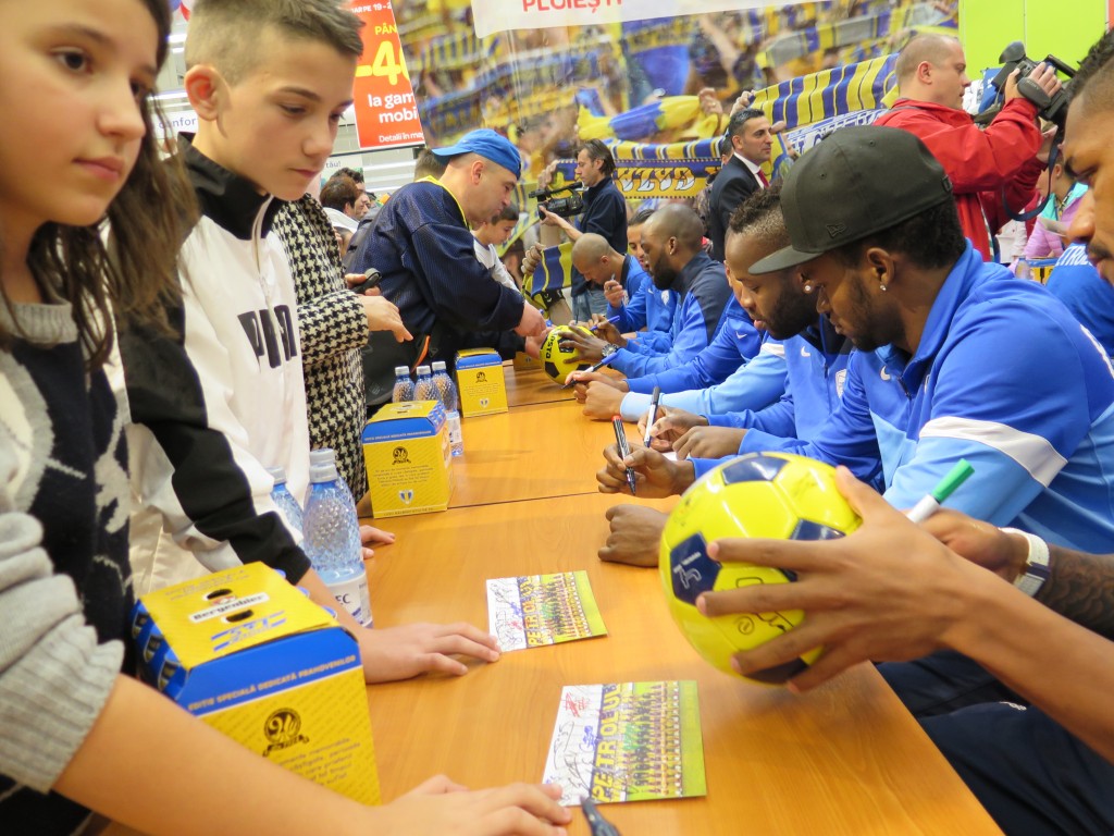 NEBUNIE la inaugurarea standului ”lupilor” dintr-un hypermarket din Ploiești