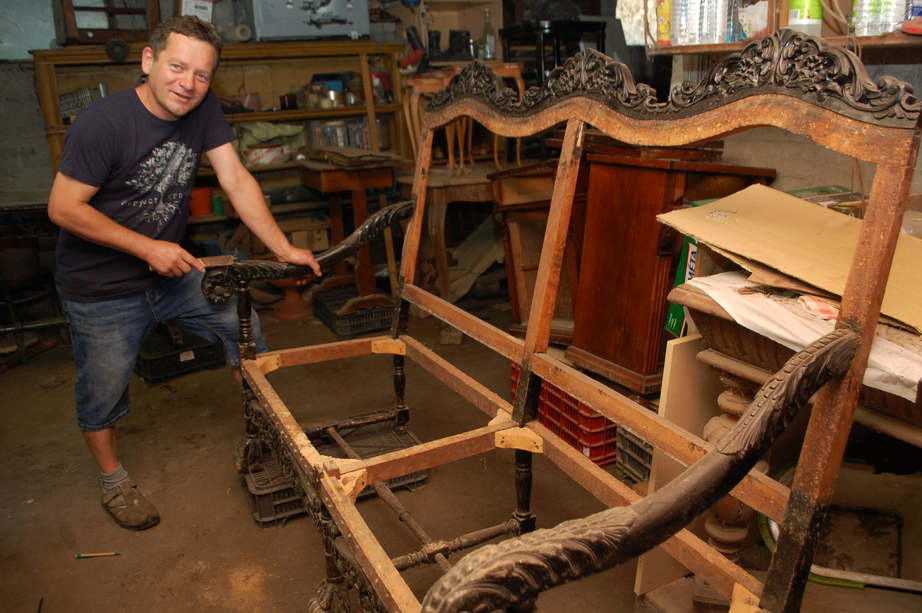 Megmentette Kossuth Lajos régi bútorait István – A korábbi tákolások nyomait eltüntette az asztalos