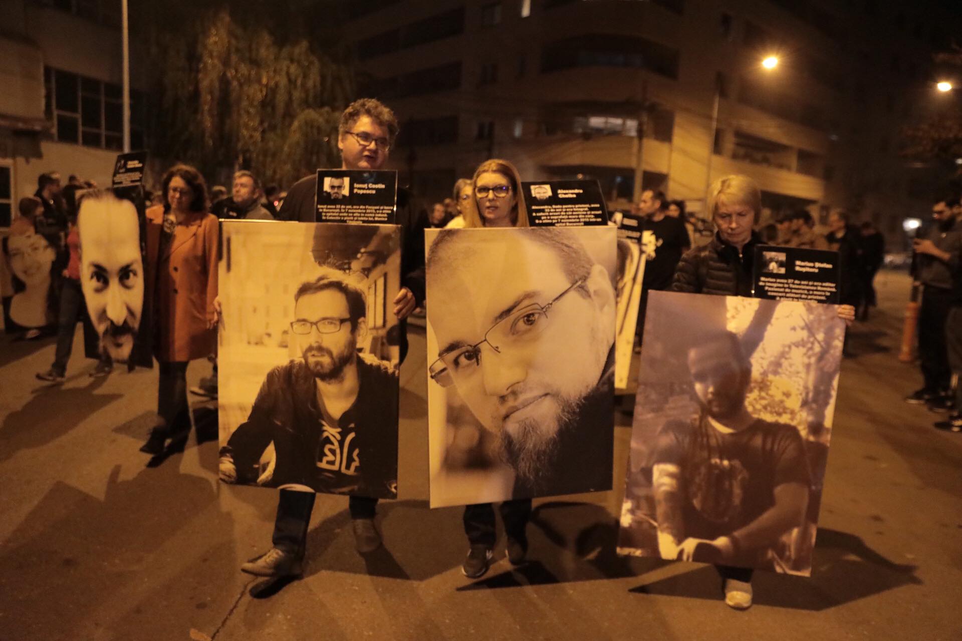 Marș în memoria victimelor de la Colectiv. Fotografiile tinerilor care au murit au fost așezate în fața Parchetului