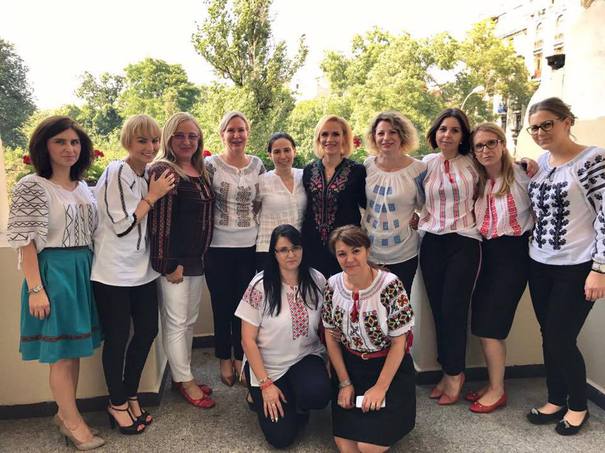 Ia tradițională românească, promovată de politicieni. Cum a ajuns costumul popular să fie admirat în toată lumea