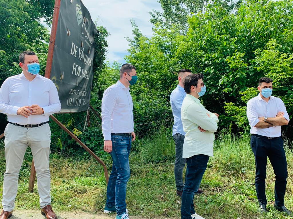 Conferință de presă cu scandal. Nicușor Dan și viceprimarul Bădulescu s-au îmbrâncit: “Eşti mână în mână cu mafia PNL” vs. “Du-te, domnule, de aici!”