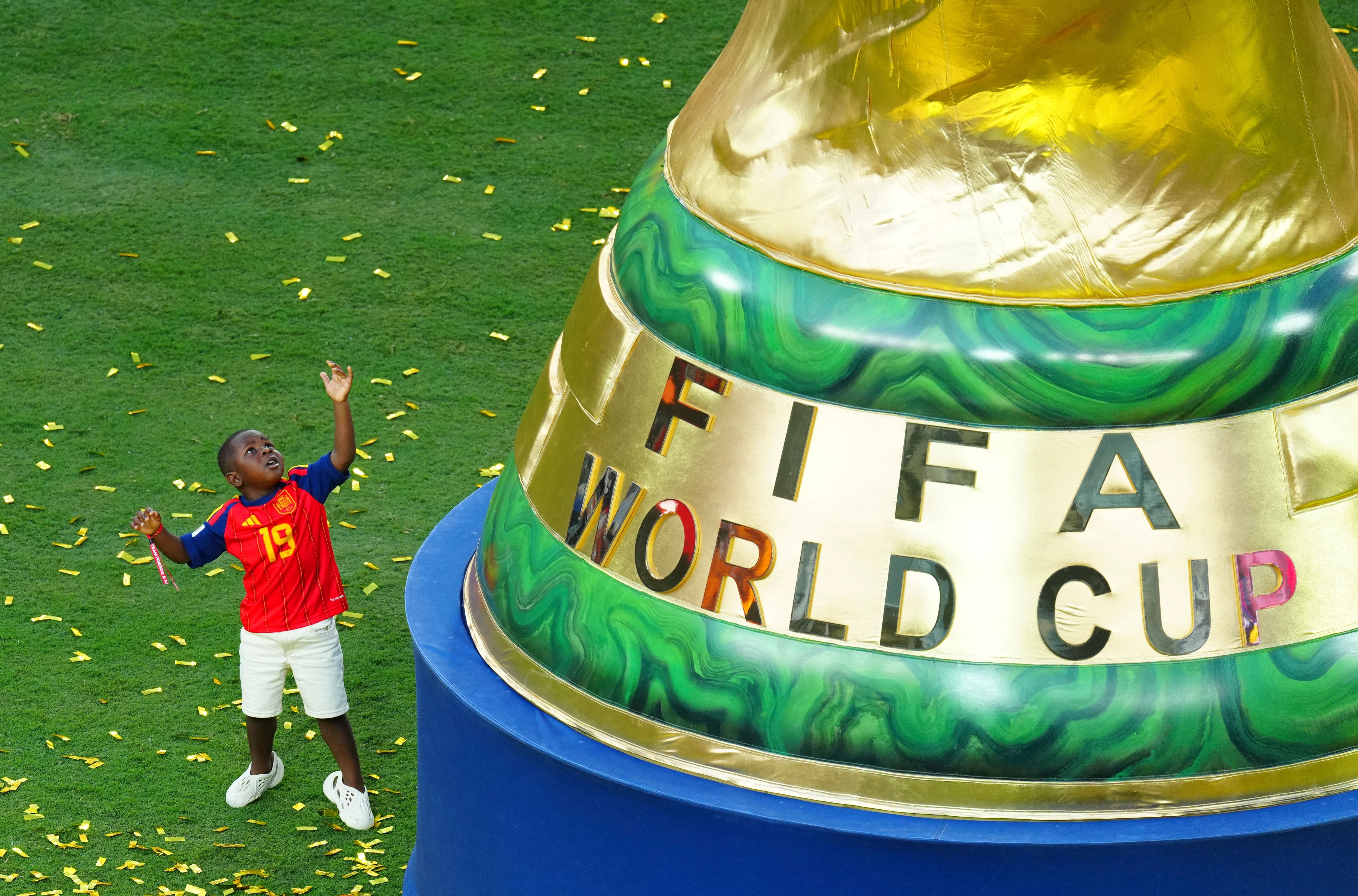 Ce a încercat fratele mai mic al lui Lamine Yamal să-i facă trofeului de la Campionatul Mondial de fotbal din 2026