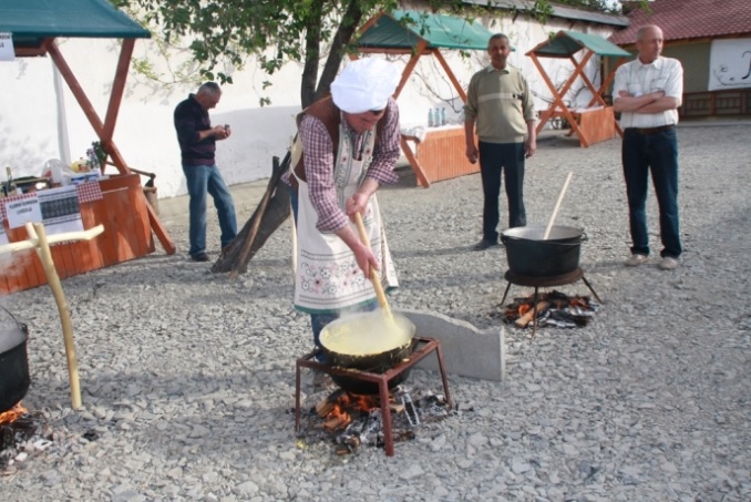 Ministrul Culturii, Ionuț Vulpescu, a participat la „Festivalul Balmoșului” de la Bistrița