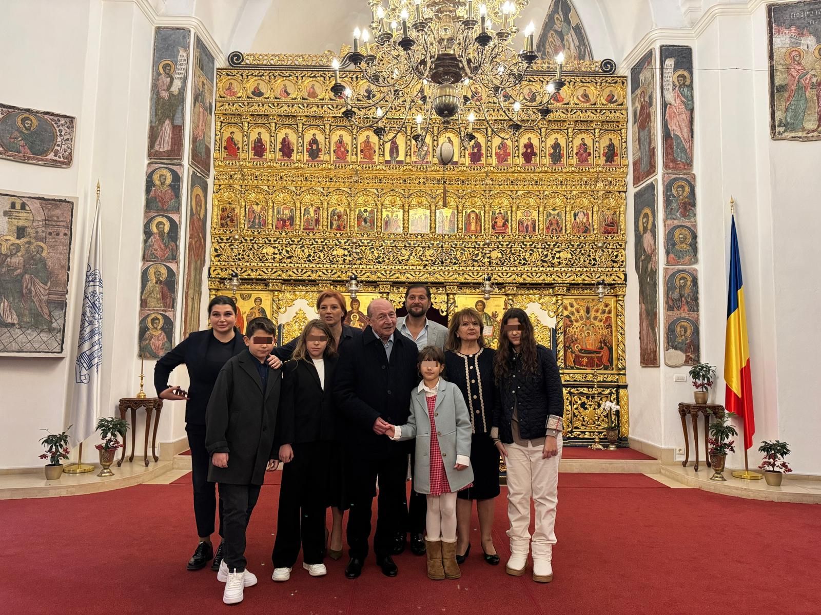 Traian Băsescu și soția Maria au sărbătorit Nunta de Aur. Au apărut la biserică alături de toți nepoții: „Martor ne-a fost familia”