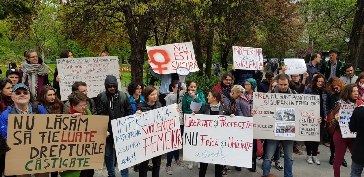 FOTO/ Protest în fața Primăriei Capitalei din cauza închiderii singurului centru pentru victimele violenței domestice