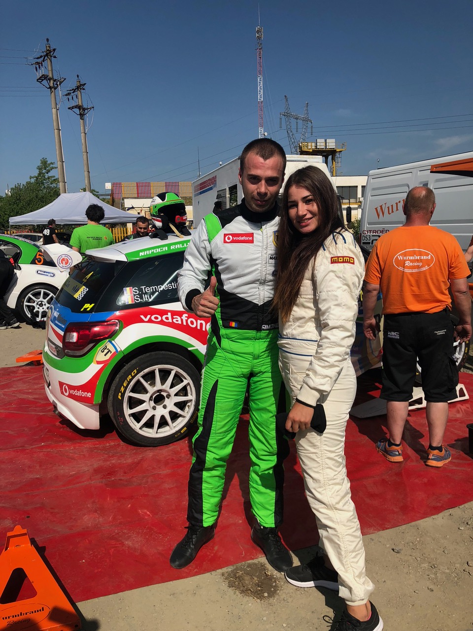 Diana Belbiță de la Exatlon s-a apucat de alt sport!” Prințesa războinică” i-a purtat noroc pilotului de raliu Simone Tempestini, care a câștigat etapa a doua din CN