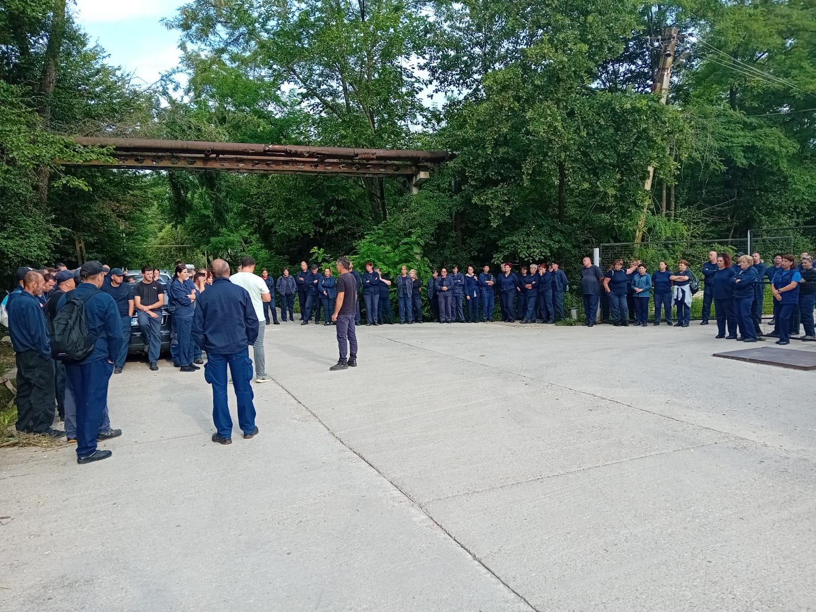 Zeci de muncitori protestează la Uzina Mecanică Plopeni. Oamenii cer plecarea „specialilor” aduși de conducere: „DNA a venit să strice treburile”