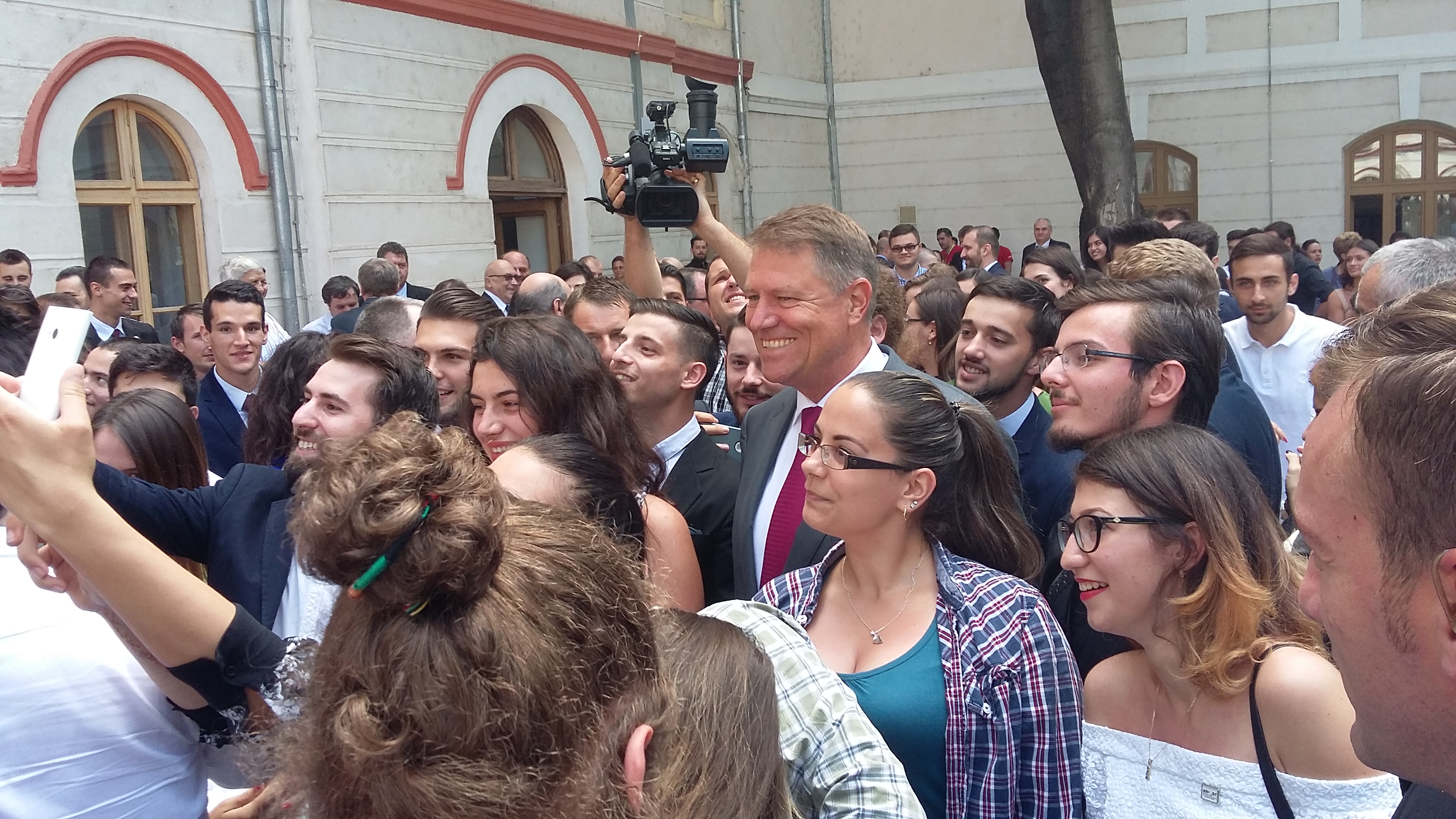 Klaus Iohannis, la Galați | I-a atacat pe plagiatorii din sistemul superior de învățământ, apoi a stat la selfie-uri cu studenții