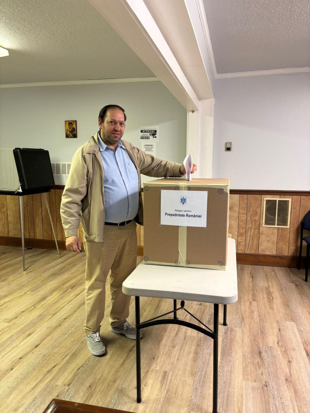 Imagini cu românii care au votat în diaspora la alegerile prezidențiale. Cel mai vârstnic alegător are 100 de ani