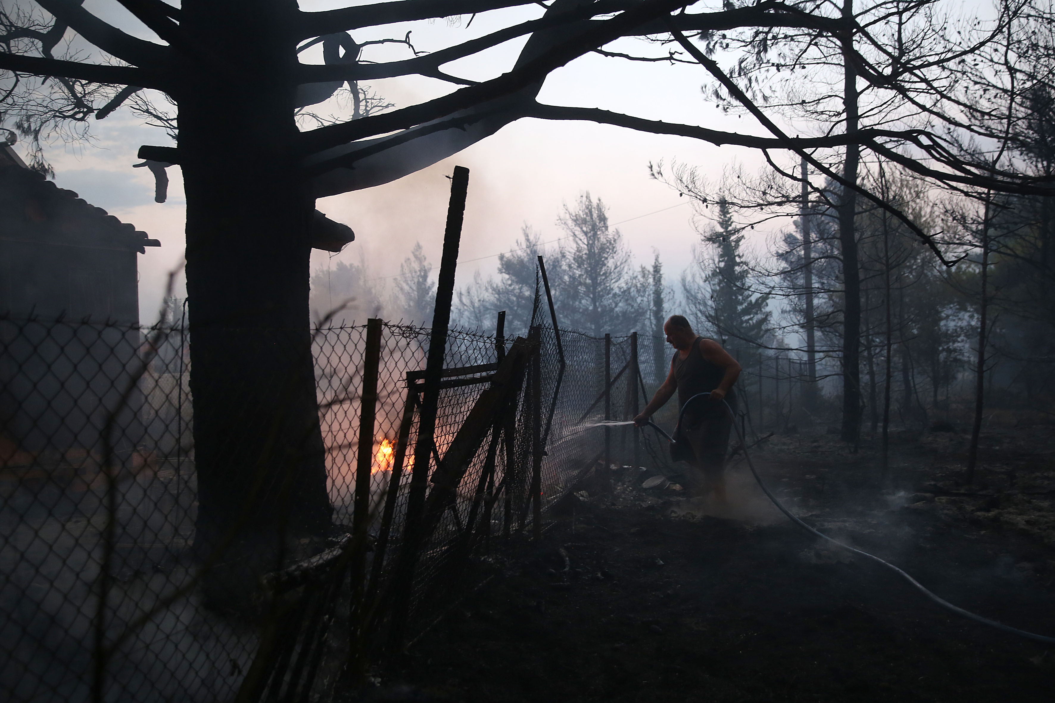 FOTO | Incendii în apropiere de Atena. Mai multe case au fost mistuite de flăcări