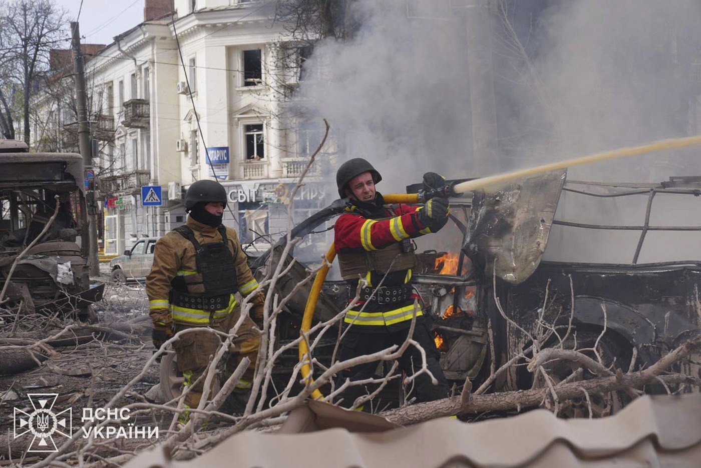 Rușii au ucis 34 de oameni în Duminica Floriilor, în centrul orașului Sumî, pe care l-au bombardat cu rachete balistice