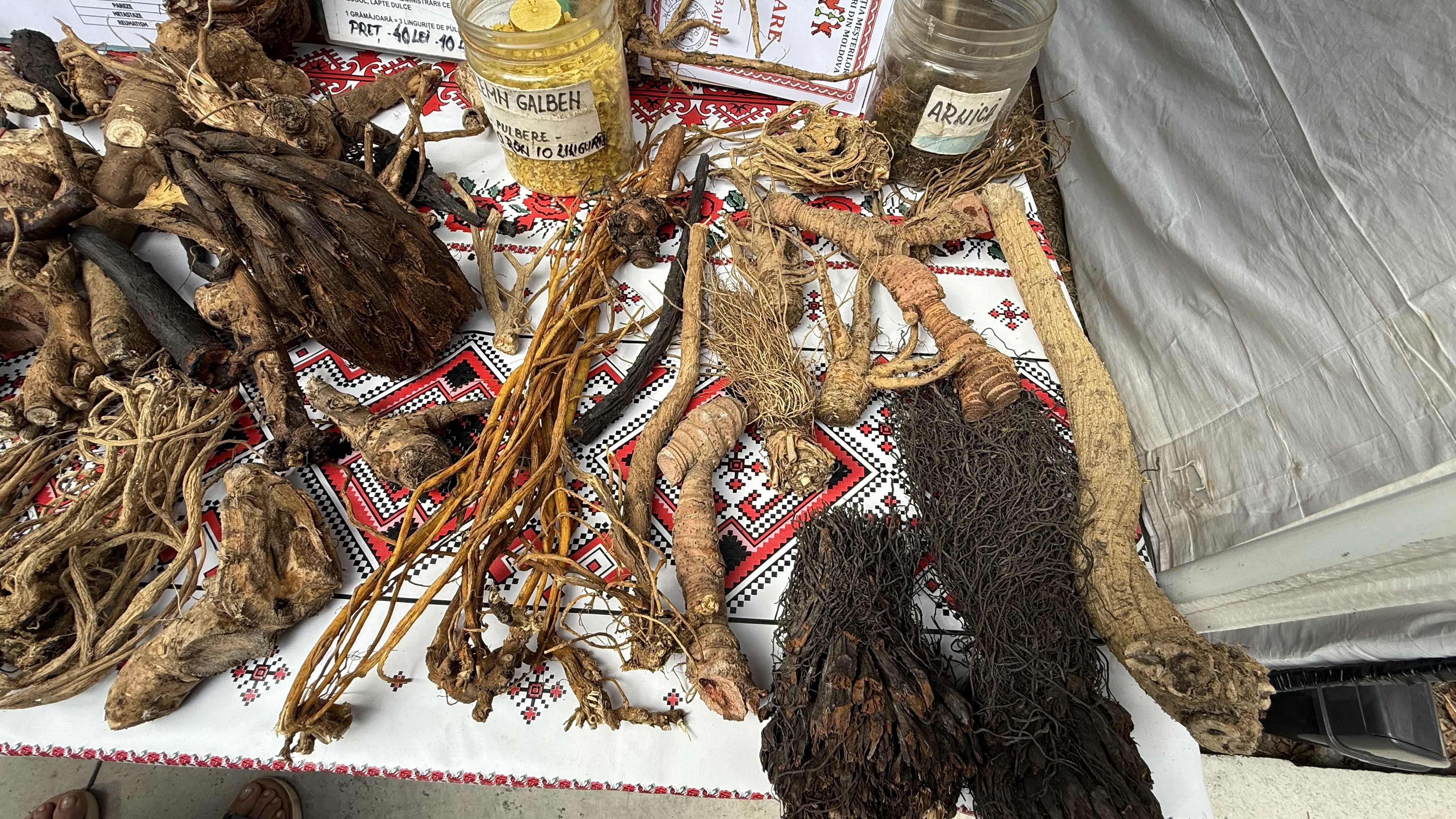 „O să ardă, dar nu vă speriați”. Printre rădăcini și plante medicinale, un prahovean duce mai departe secretele naturii, vindecând suferințe cu leacuri miraculoase