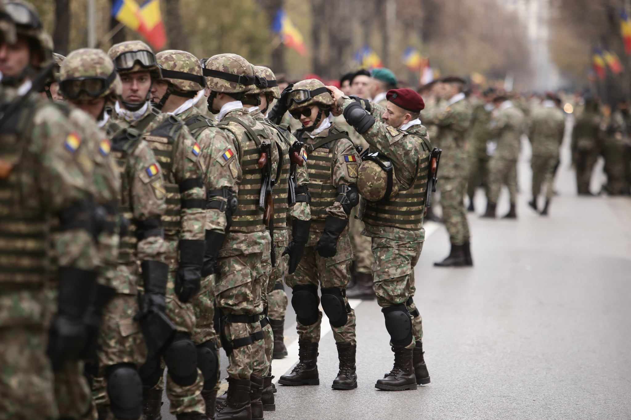 Parada de 1 decembrie 2023 din București. Peste 2.400 de militari, avioane F-16 și Eurofighter au defilat în fața a circa 100.000 de persoane