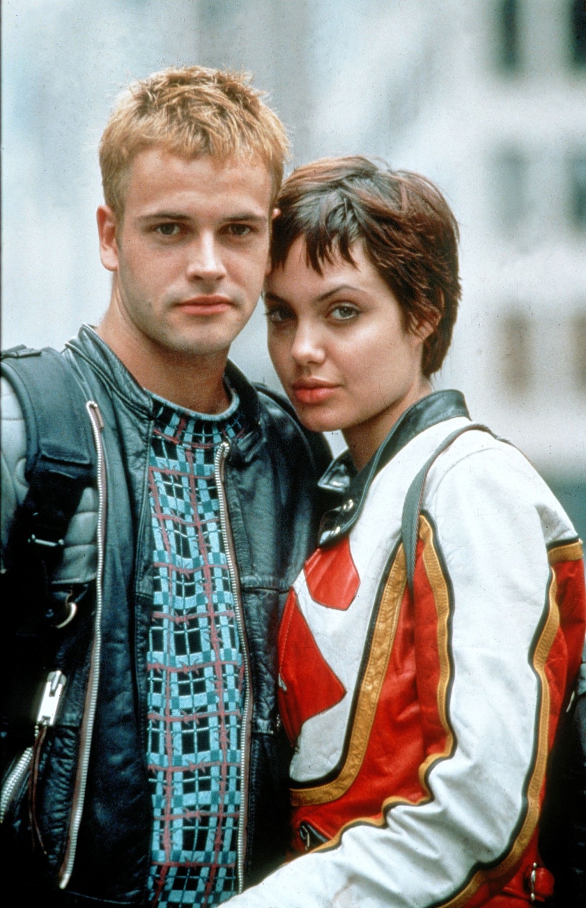 Angelina Jolie s-a reunit cu fostul soț, Jonny Lee Miller. Se zvonea că actrița se iubește cu The Weeknd